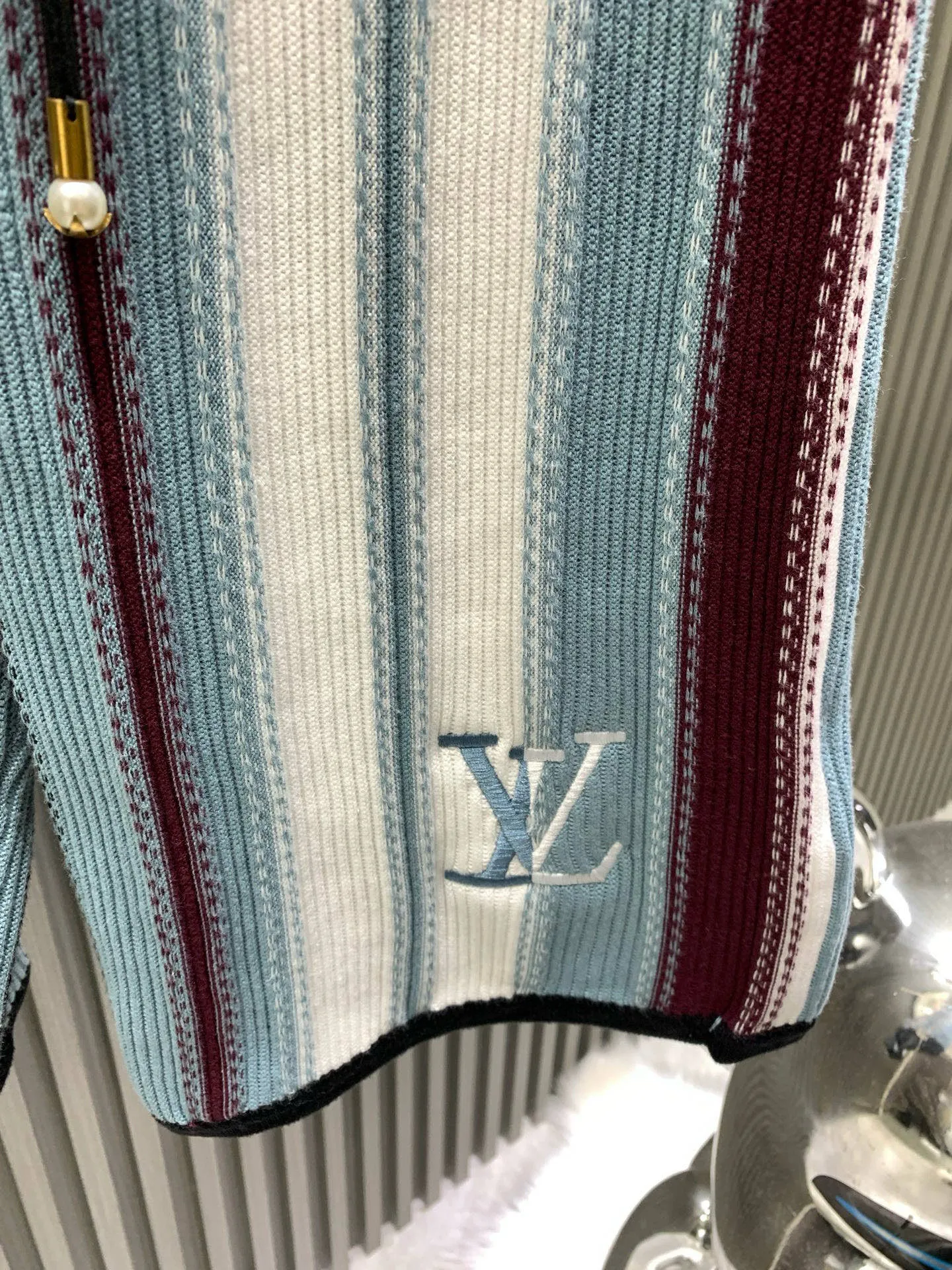 🅿️400 🀄️ Louis Vuitton Louis Vuitton 1v25ss striped jacquard wool. The original version is dyed and the color similarity is as high as 95%. The yarn is made of 2 strips of 260 combed cotton on the bottom + 5 strips of polyester + 1 strip of high elastic stretch frame. The loom is a 14-needle STOLL machine imported from Germany. Each piece of fabric takes 390 minutes. Due to the particularity of this weave, the stability of the machine is very high. Many machines cannot do it. The knitting time is very long. It is easy to produce waste pieces when weaving the piece. The loss will be very large. The sewing disc is sewn with a 20-needle disc. In order to maximize the restoration effect, our large body fabric is knitted using an ultra-fine 16-needle flat machine. The whole piece of clothing has almost no knots. It is recommended to match it with short-sleeved clothes of the same style.